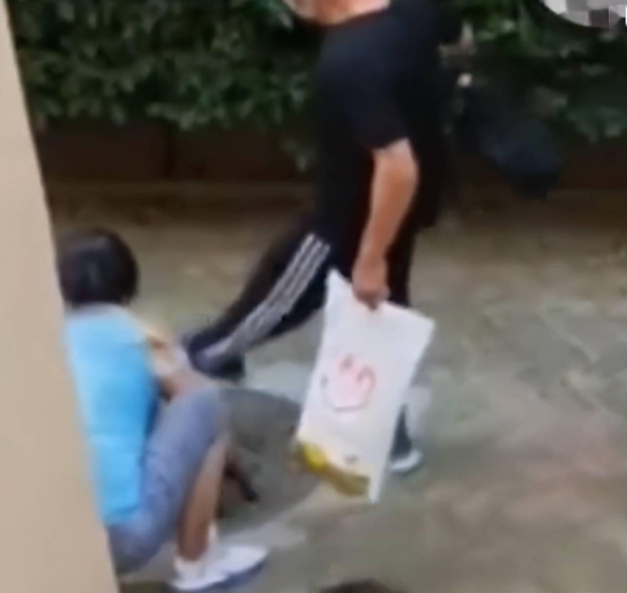 山东一女孩好意喂食漂泊猫，引大妈不满一脚将猫踢走：领你家喂去 