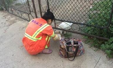 最萌环卫女工路边喂流浪猫 引网友疯转