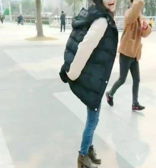 猫咪绝技那是想抱大腿 穿过腿窜进主人衣服 猫咪：大佬求带(图4)