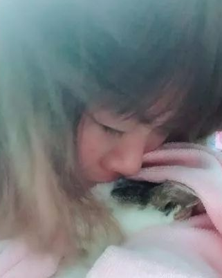 老猫临终前不舍泛泪双手轻抚妈脸庞：谢谢啦你22年来的照顾！(图3)