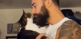 猫偏爱男友 小姐姐为赢得它的心 找到一个100%吸猫方法(图4)