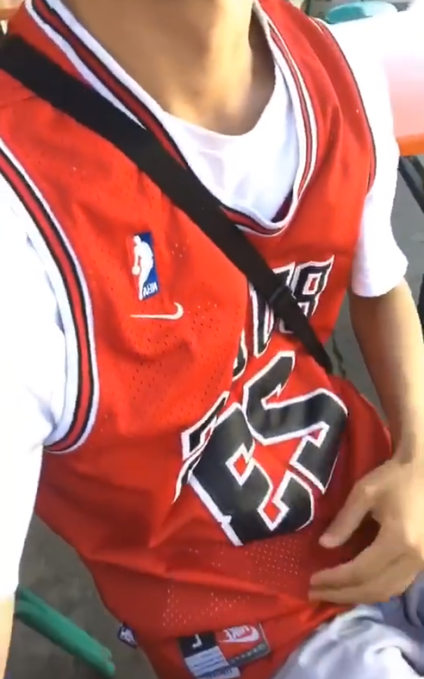 撞衫并不可怕，可怕的是撞衫对象是隔壁桌狗狗！（撞衫了该怎么幽默回答女生）(图2)