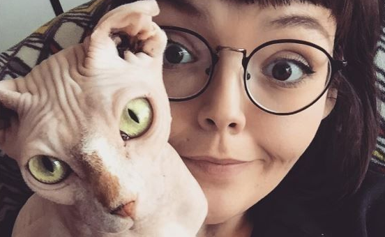 无毛猫咪陪伴在身边失恋女生帮她走进最痛苦的阶段(图1)