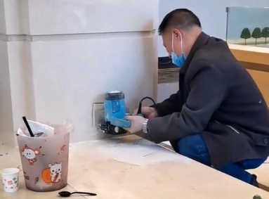 小橘猫被困柱子内 用声音求救 好心人三人联手救出(图2)