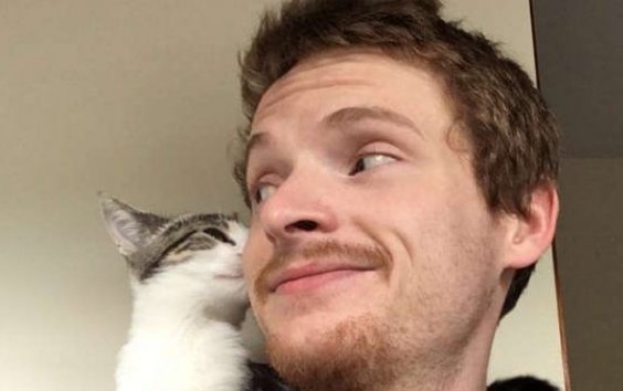 喵星人的魅力!对外宣称不养猫的爸爸也逃不了喵手(图2)