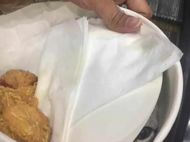 小伙去出差捡到一只流浪猫 一招妙计将小猫再带火车 最终猫咪这样的话(图1)