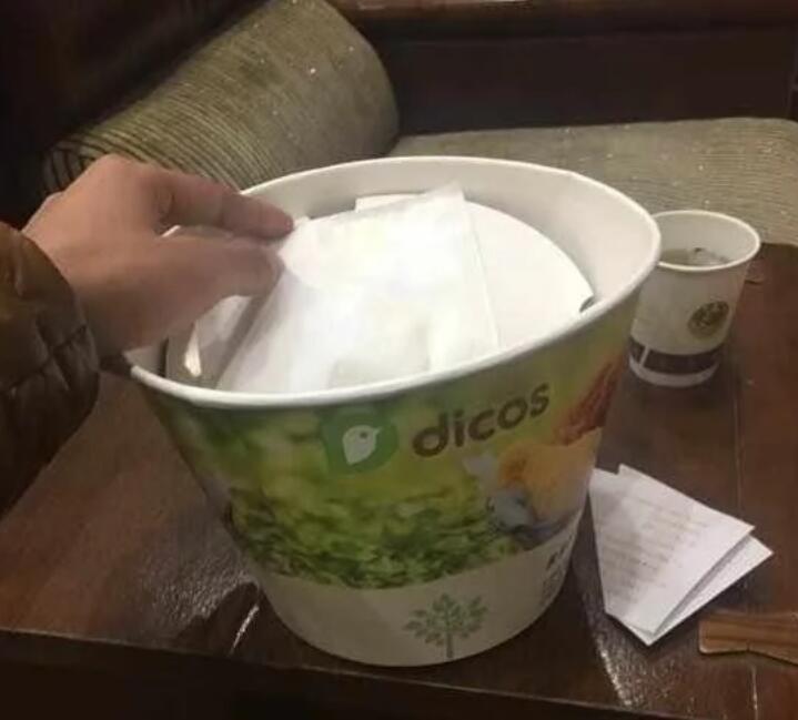 小伙去出差捡到一只流浪猫 一招妙计将小猫再带火车 最终猫咪这样的话(图2)