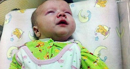 猫咪用身体温暖能救了男婴的生命 获赞“英雄猫”(图2)