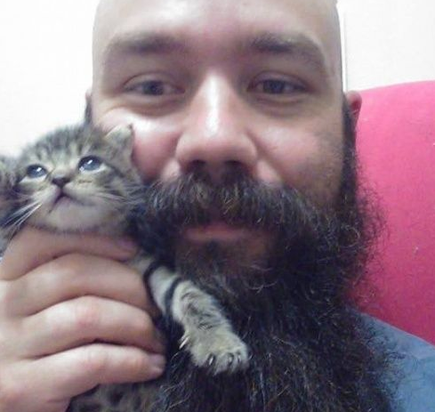 大胡子暖男救援落魄猫用胡子记录它们成长(图2)