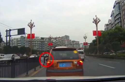 猫咪被主人丢出窗外 扔在车来车往的马路上 丢猫原因令人发指的地步！(图1)