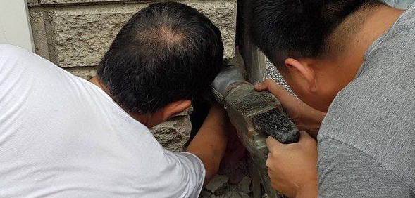 小猫翘家卡石缝内屋主超佛心同意下来拆墙救猫(图3)