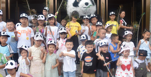 大熊猫“府府”入住凤凰迎全中国第一生日 百名小朋友为其庆生(图2)
