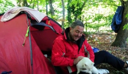 流浪汉绝不愿与猫咪在一起拒万元资助与住宿(图1)