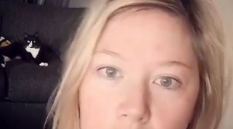 猫主子不喜欢她的歌声 不惜用身体攻击也要阻止(图2)