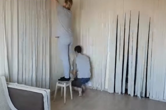 夫妻用一百卷卫生纸铺满客厅 只为讨猫主子开心(图4)