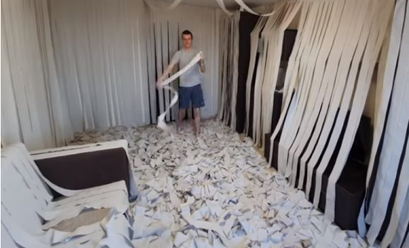 夫妻用一百卷卫生纸铺满客厅 只为讨猫主子开心(图5)