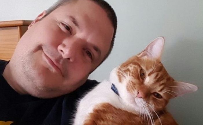 男子痛失18岁爱猫 领养橘猫兄妹重回猫爸爸行列!(图1)