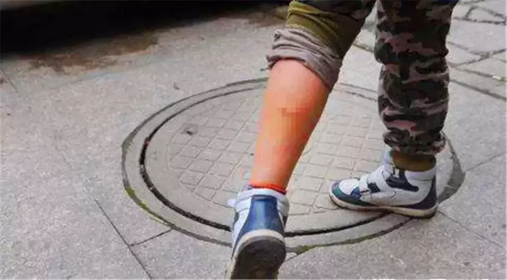 流浪狗见人蹲下后马上跑开，路人用三招吓退狗狗（流浪狗见人就叫怎么办）(图2)