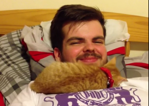 这人差点生吞了一只小猫咪 嘴开做鬼脸猫咪竟探头(图2)