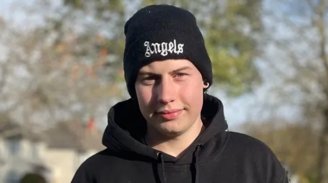 养8只猫狗月花2.6万,小伙每天工作“吃泡面果腹”:怕没钱照顾宠物(图1)