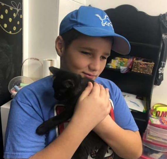 难忘的圣诞礼物! 爱猫男孩收到妈妈准备的惊喜(图2)