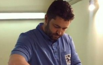 坐上诊疗台狂哈气 打针结束狞猫一脸呆萌愣在原地(图1)