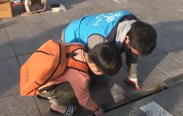 猫咪被困5厘米宽下水道,终获救援!(图2)