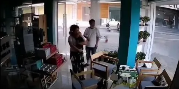 宠物店老板发现门外有只流浪猫:怎么是你呀?(图2)