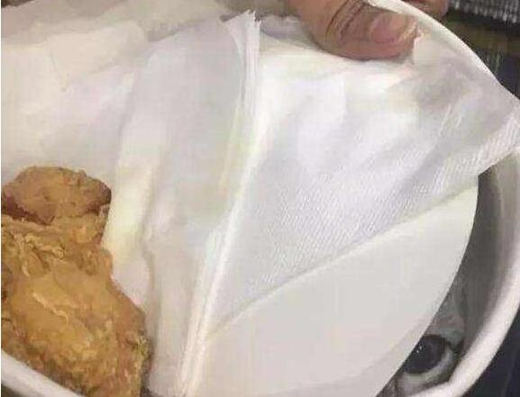 铲屎官偷带猫咪上车,伪装成猫咪全家桶,猫咪:铲屎官要吃我?(图2)