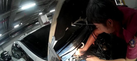 车子传出凄厉猫叫 消防员喷高压空气引出小猫(图2)