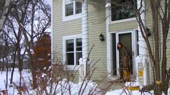 女子为“陌生猫咪”花全部积蓄,安装假肢“成为猫最贵的脚”(图1)