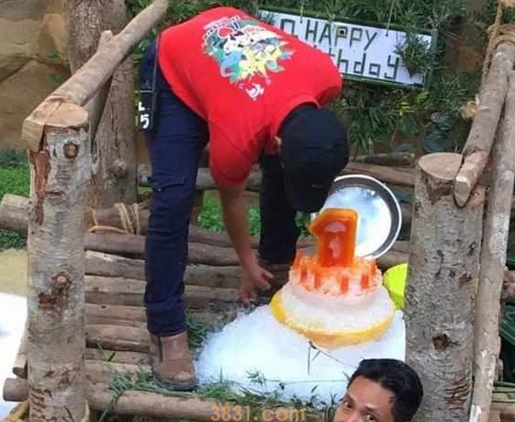 大熊猫暖妹喜度生日,享受饲养员特制蛋糕,被奶爸细心照料长大!(图5)