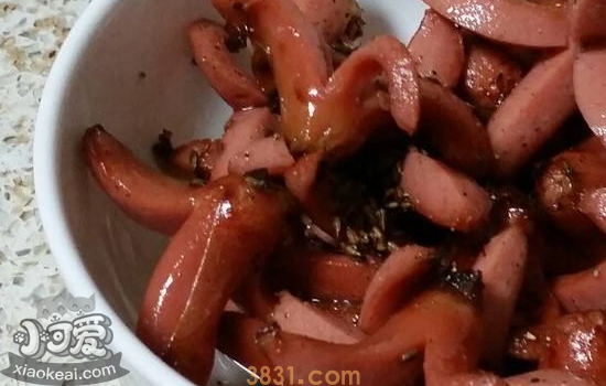 猫可以吃火腿肠吗 猫吃火腿肠有害处吗(图1)